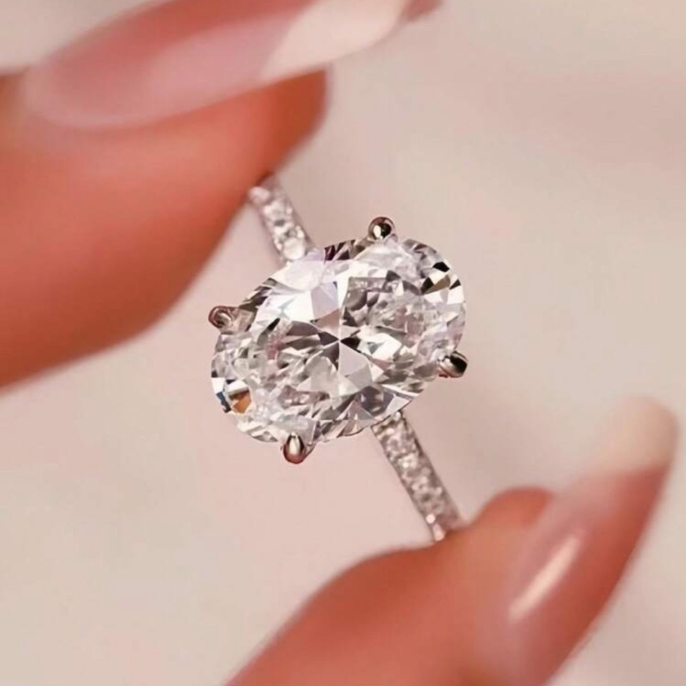 Elegant Silver Oval-Cut Ring size 6